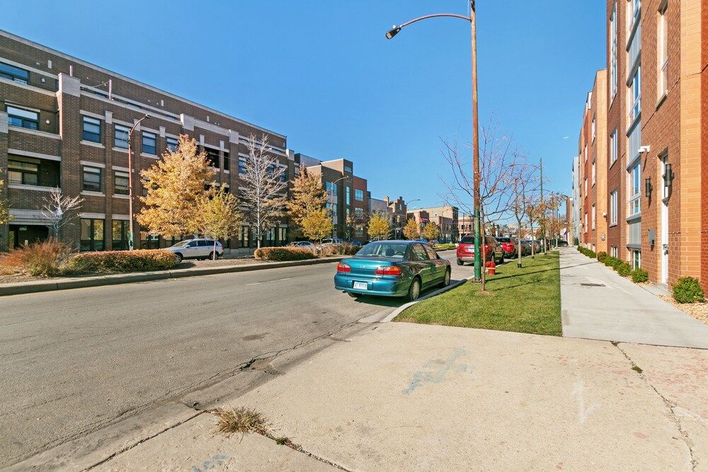 undefined Upscale 3BR Apt with Parking in Ashland 5