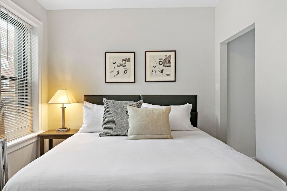 undefined 2BR Bustling & Lively Apt in Lake View 4