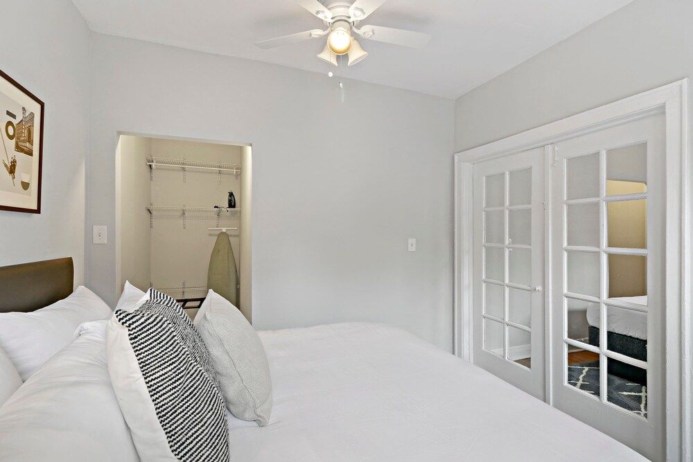 undefined 2BR Bustling & Lively Apt in Lake View 5