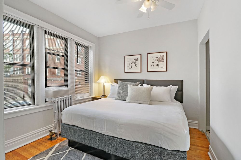 undefined 2BR Bustling & Lively Apt in Lake View 3