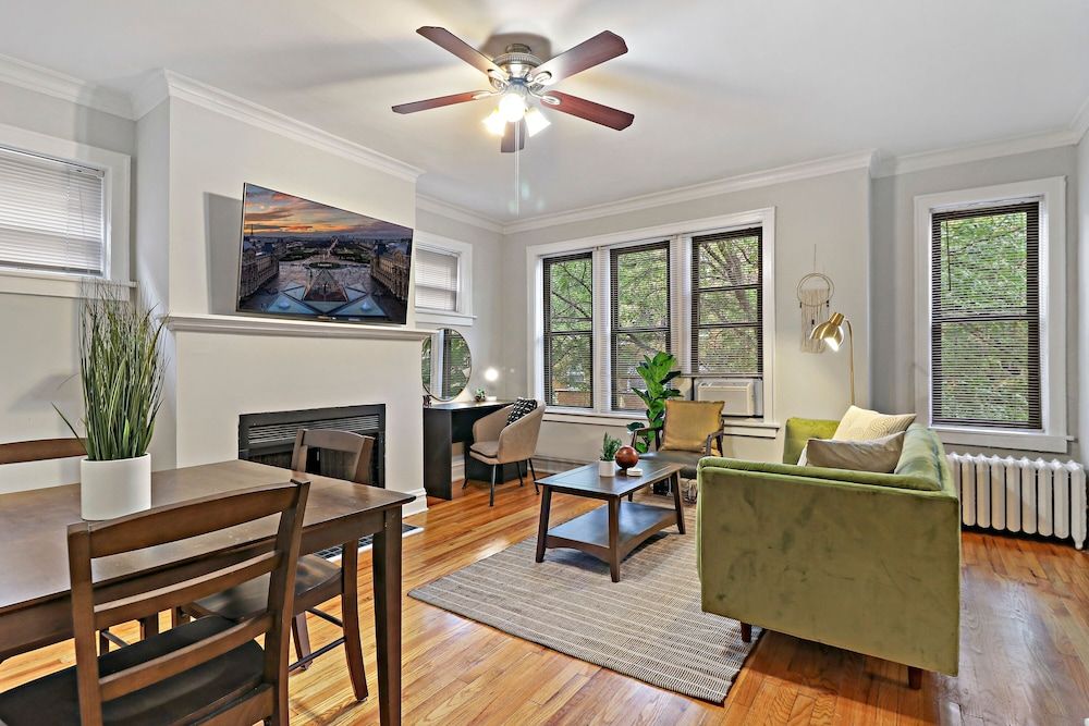 undefined 2BR Bustling & Lively Apt in Lake View 9