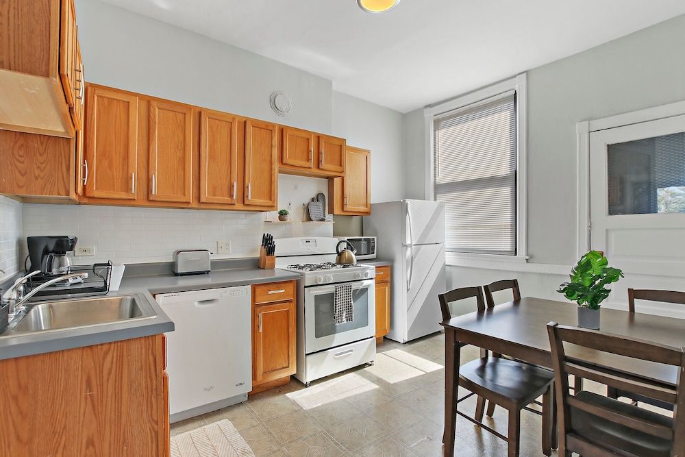 undefined 3BR Comfy & Bright Apt in North Center 9