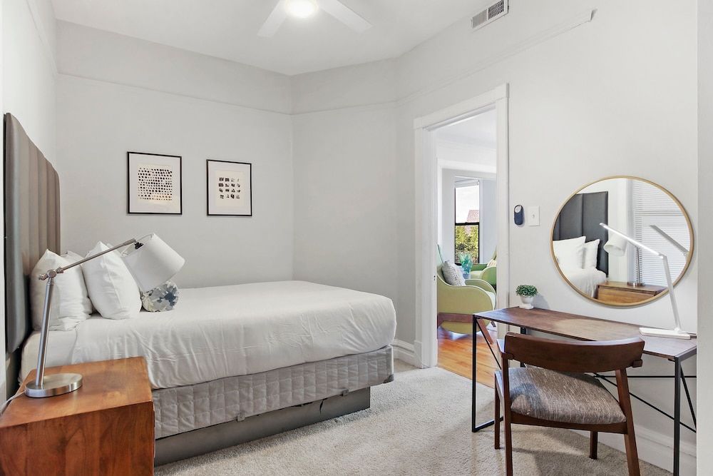 undefined 3BR Comfy & Bright Apt in North Center 2