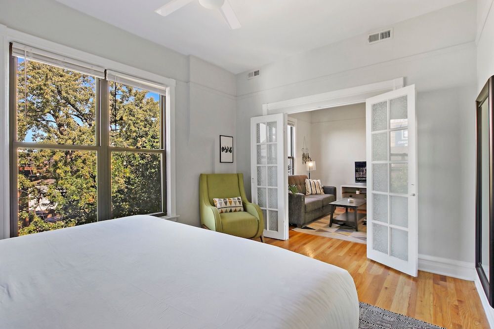 undefined 3BR Comfy & Bright Apt in North Center 8