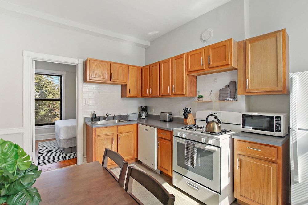 undefined 3BR Comfy & Bright Apt in North Center 10