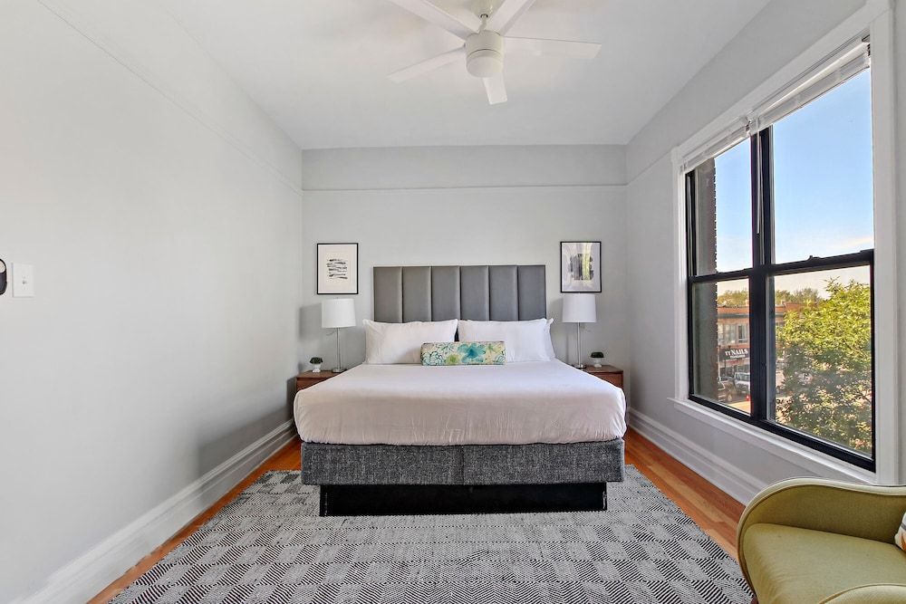 undefined 3BR Comfy & Bright Apt in North Center 7