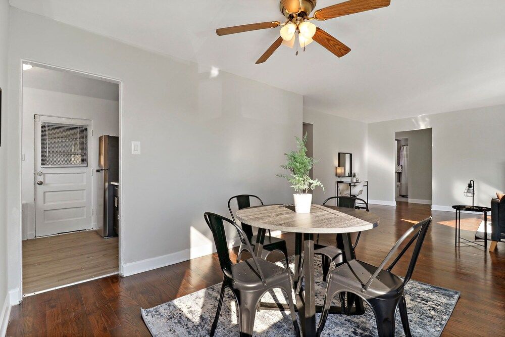 undefined Comfy 2BR Rogers Park Apt in Sheridan 10