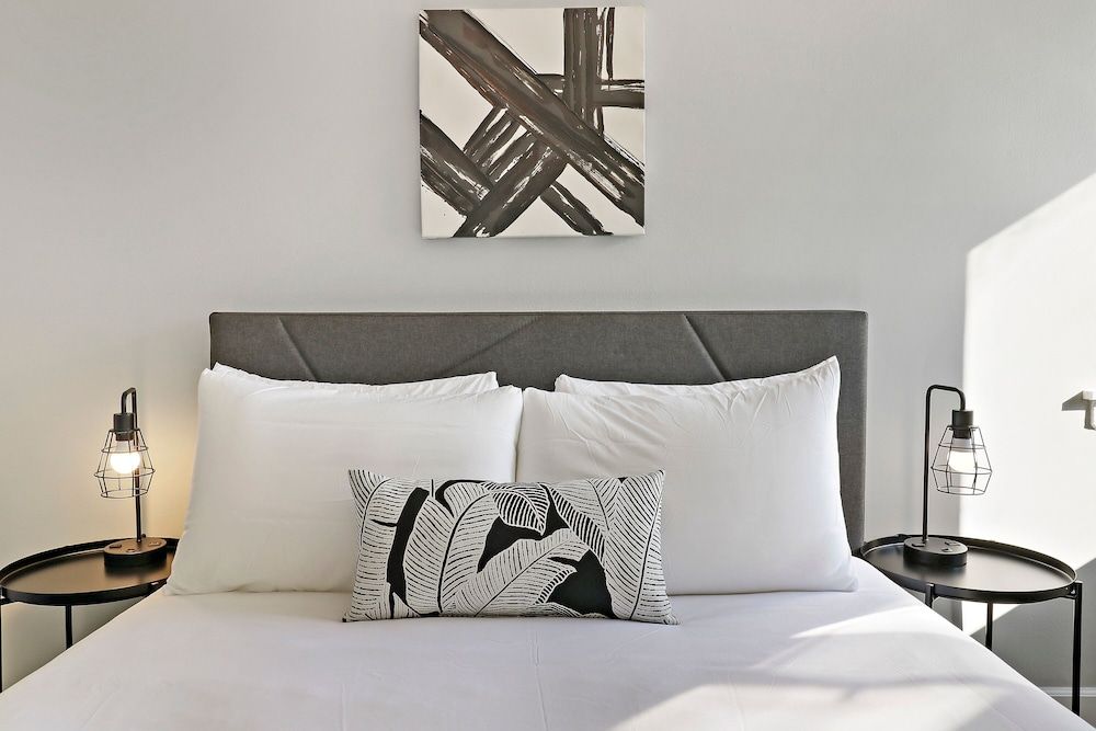 undefined Comfy 2BR Rogers Park Apt in Sheridan 6