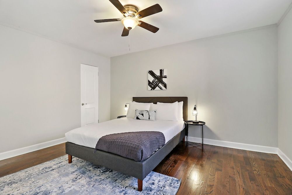 undefined Comfy 2BR Rogers Park Apt in Sheridan 7