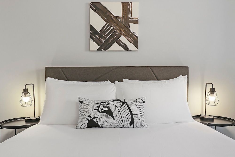 undefined Comfy 2BR Rogers Park Apt in Sheridan