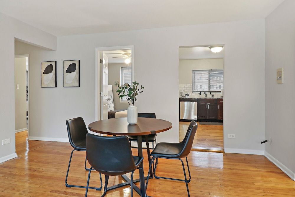 undefined Spacious & Furnished 3BR Apt Rogers Park 4