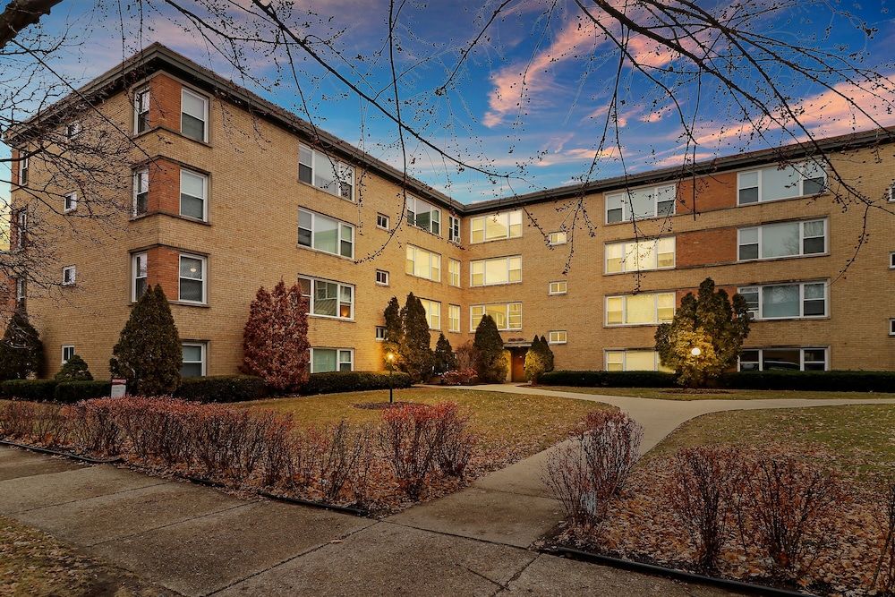 undefined Spacious & Furnished 3BR Apt Rogers Park 2