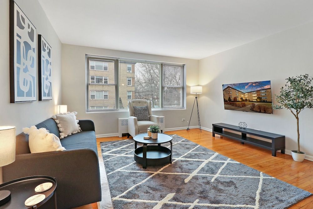 undefined Spacious & Furnished 3BR Apt Rogers Park 10