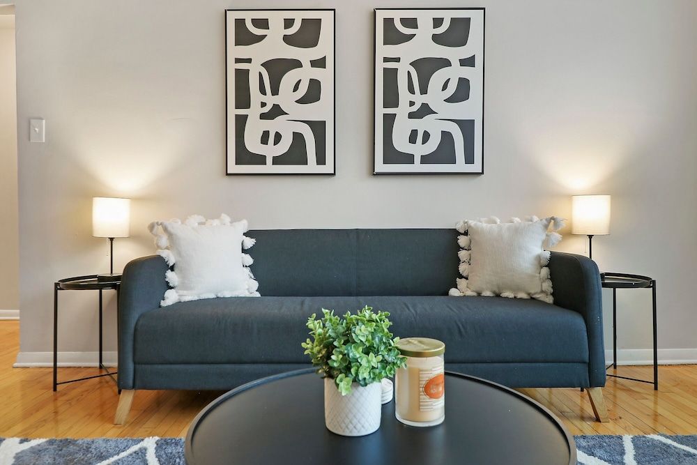 undefined Spacious & Furnished 3BR Apt Rogers Park 8