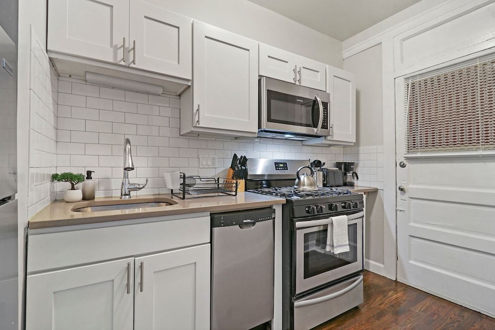 undefined 2BR Lively & Chic Home in Rogers Park 9