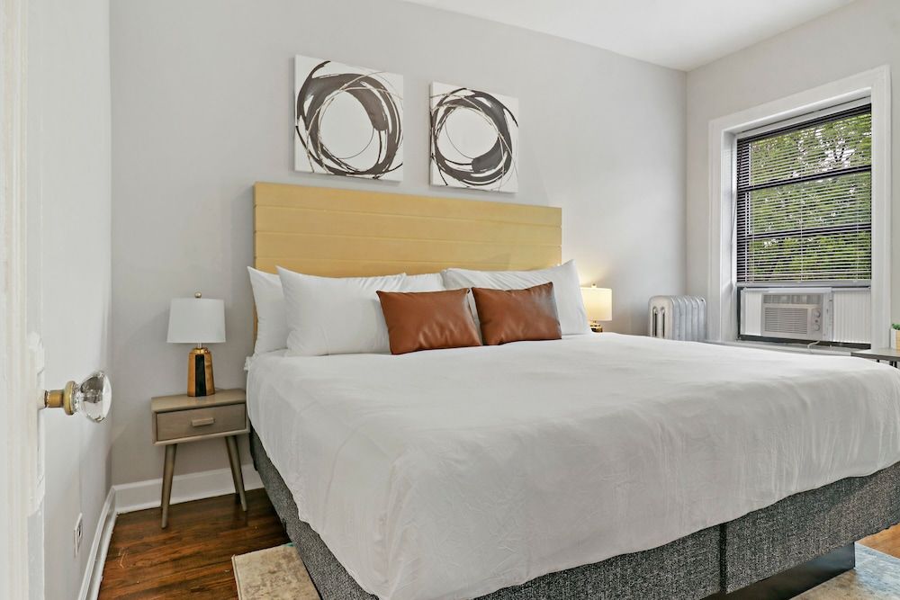 undefined 2BR Lively & Chic Home in Rogers Park 5