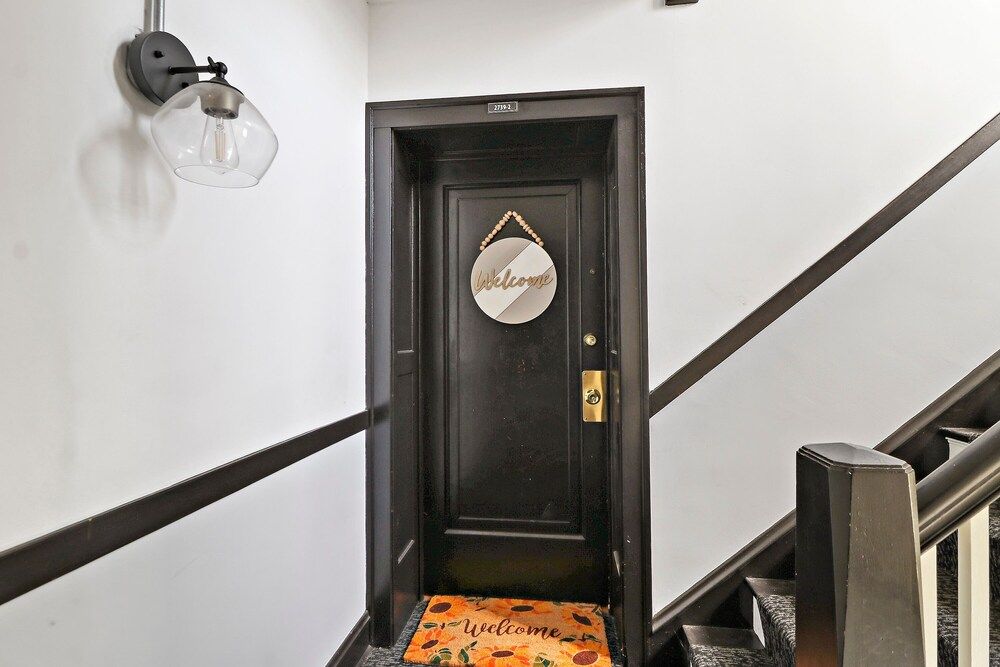 undefined Contemporary Cragin 1BR Apt in Lockwood 2