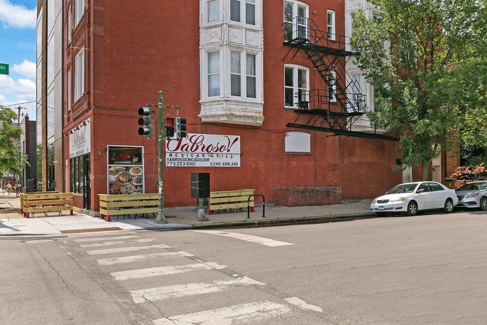 undefined Comfy & Stylish 2BR 1BA in West Town 3