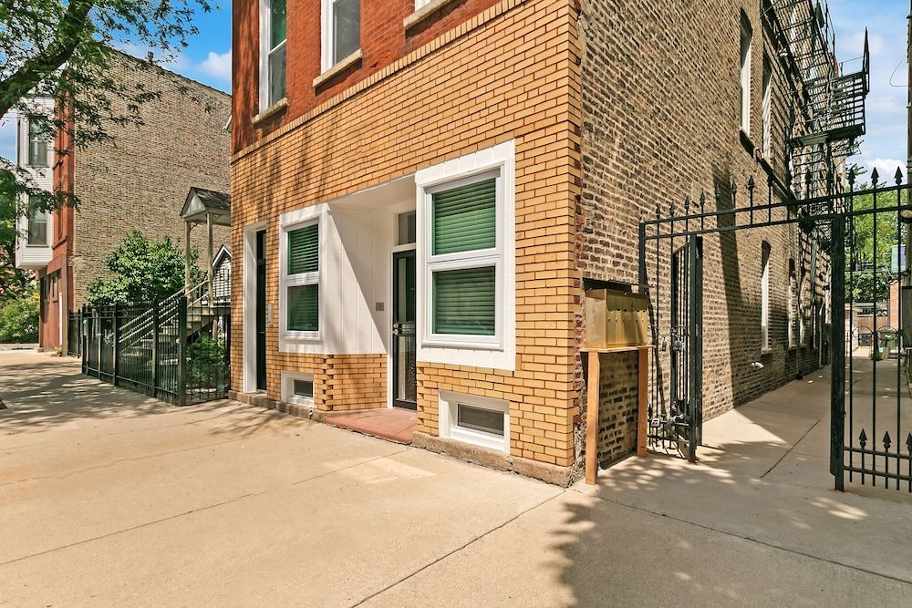 undefined Comfy & Stylish 2BR 1BA in West Town