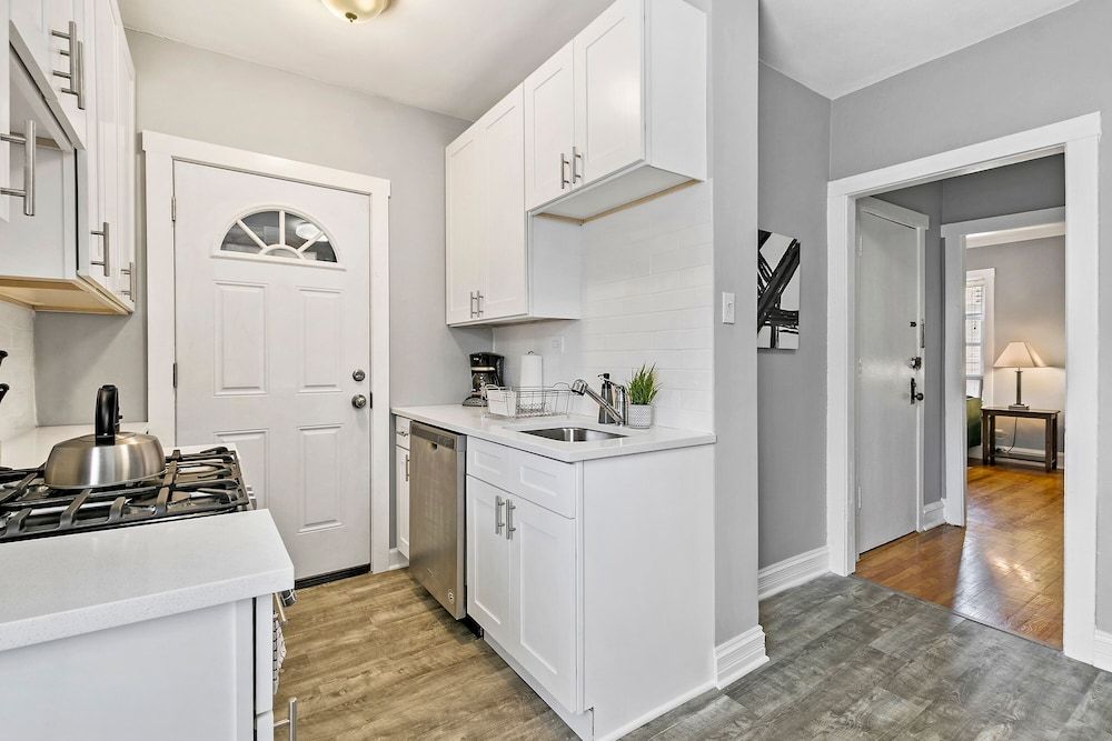 undefined 1BR Chic Apartment in Lakeview 8