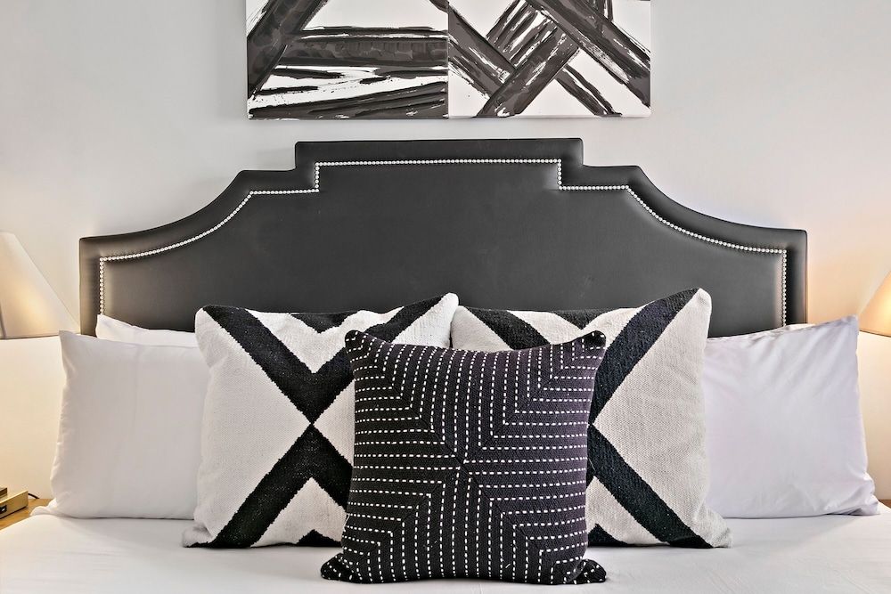 undefined 1BR Chic Apartment in Lakeview 4