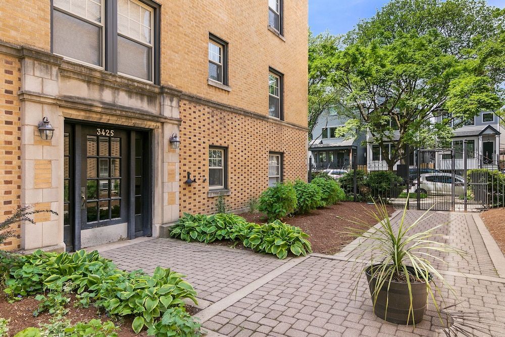 undefined 1BR Chic Apartment in Lakeview 2