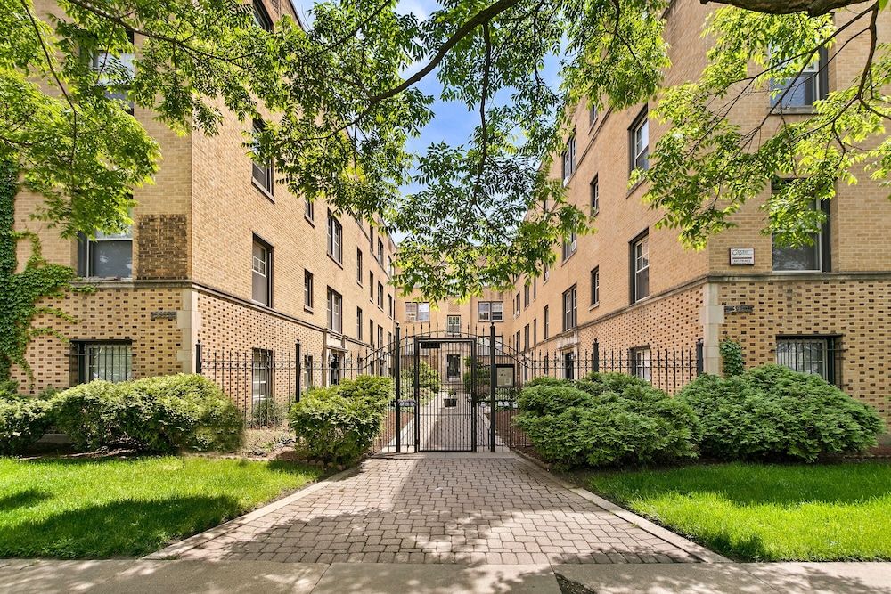 undefined 1BR Chic Apartment in Lakeview 3