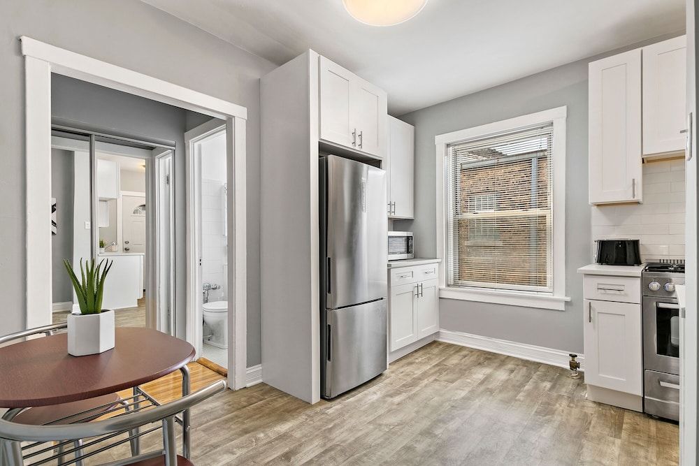 undefined 1BR Chic Apartment in Lakeview 6