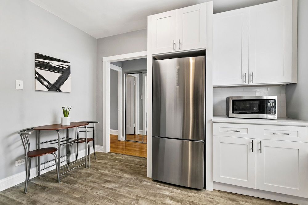 undefined 1BR Chic Apartment in Lakeview 7