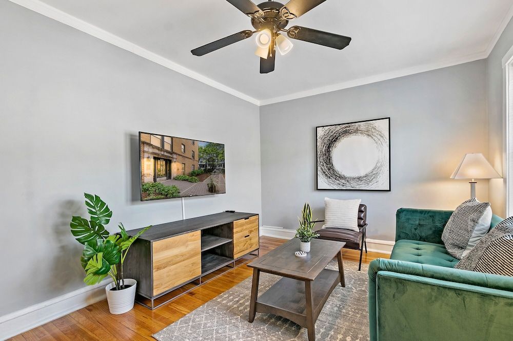 undefined 1BR Chic Apartment in Lakeview 10