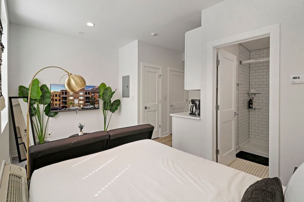 undefined Nice & Comfy Studio Apt in Uptown 3