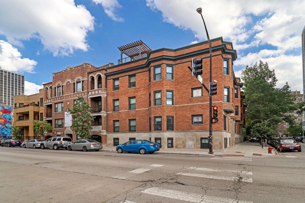 undefined Nice & Comfy Studio Apt in Uptown 2