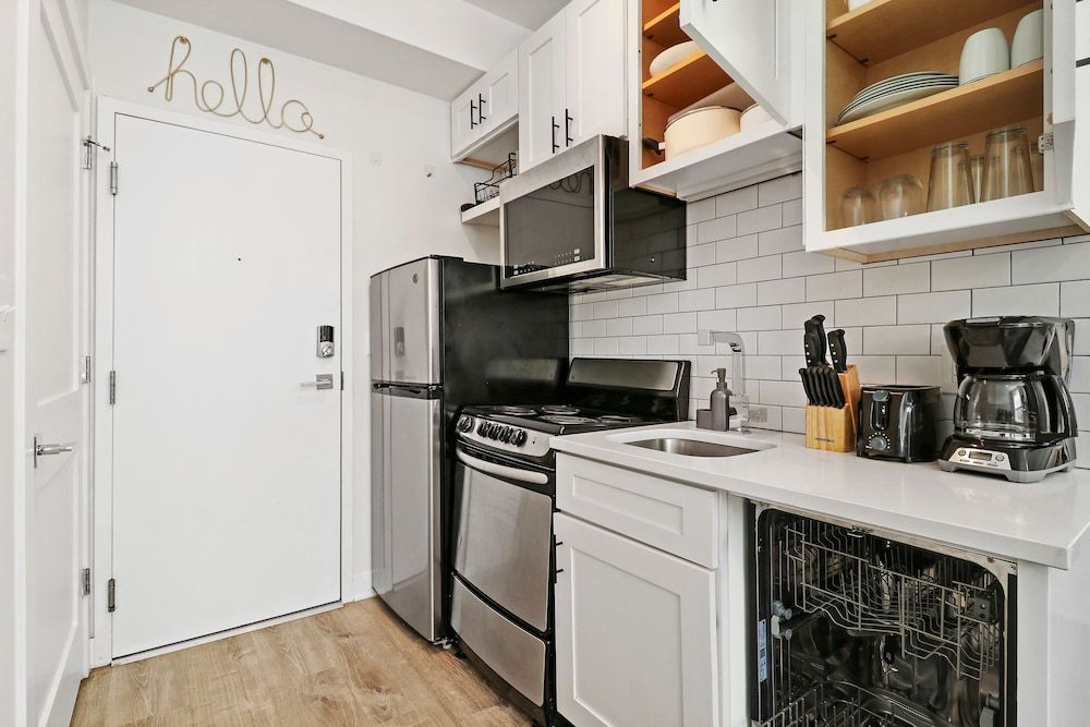 undefined Nice & Comfy Studio Apt in Uptown 10
