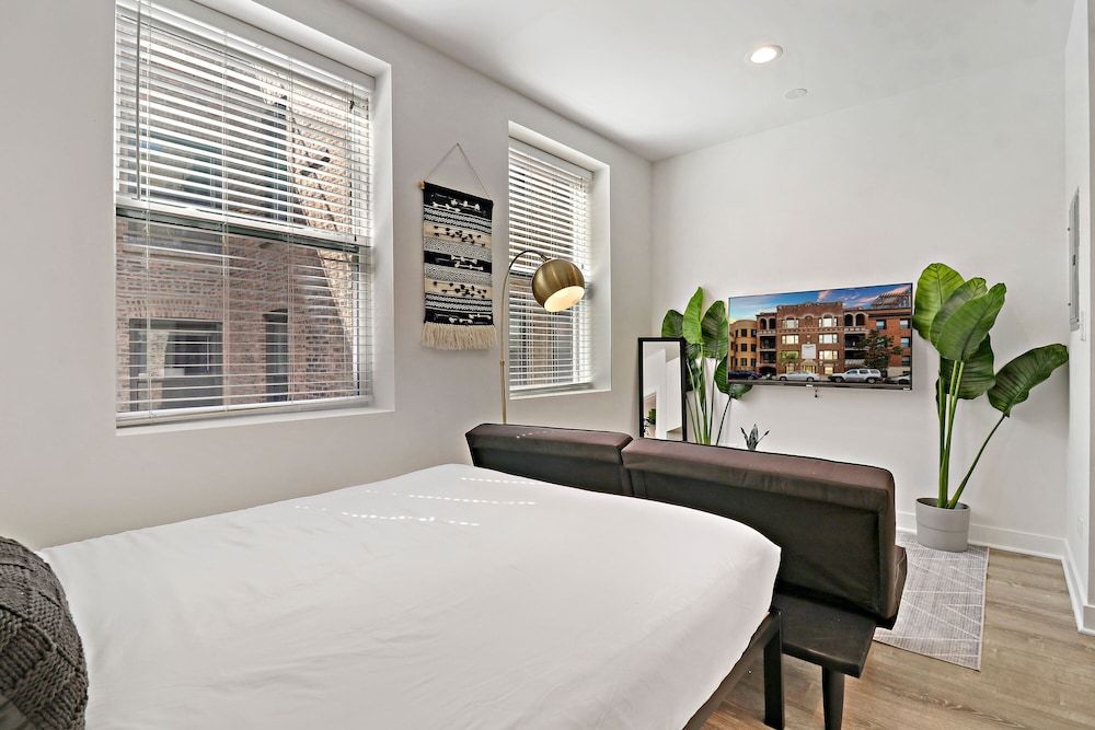 undefined Nice & Comfy Studio Apt in Uptown 7