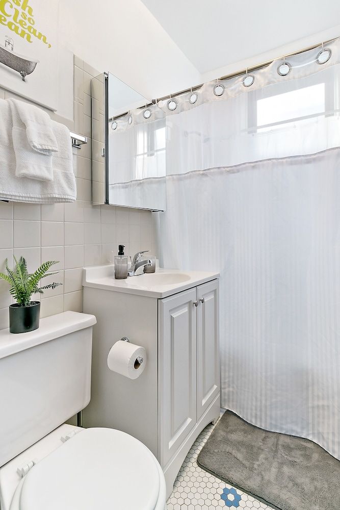 undefined Welcoming & Trendy 1BR Apt in Larchmont 10