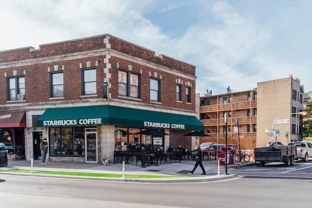 undefined Newly Decorated 1BR 1BA Apt in Lake View 3