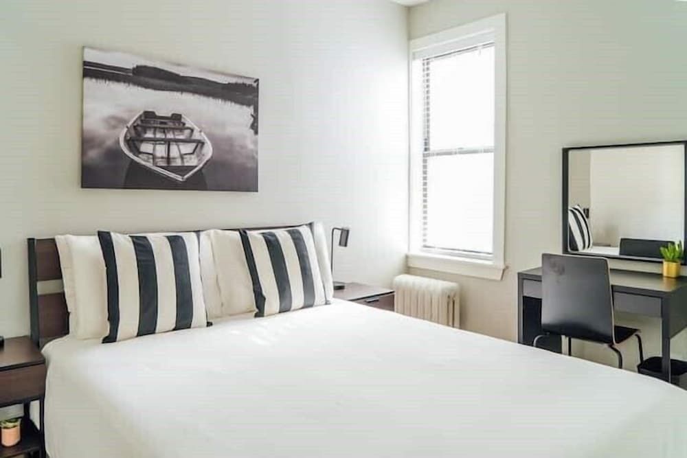 undefined Newly Decorated 1BR 1BA Apt in Lake View 8