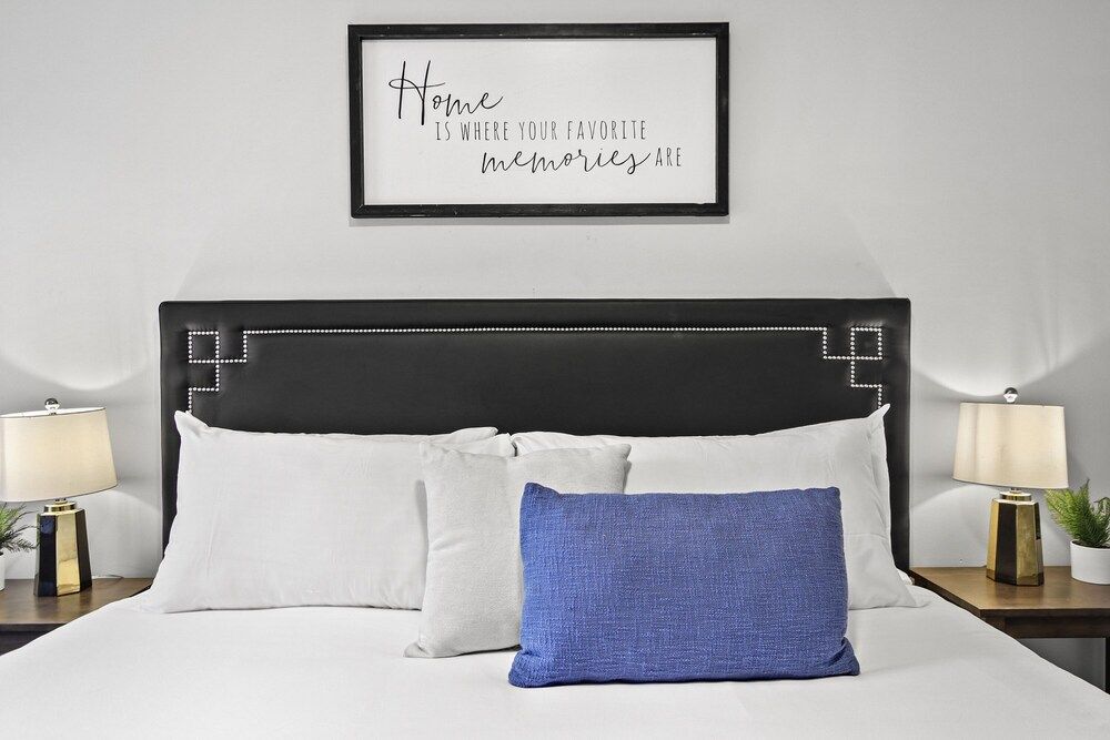 undefined Classy 2BR Spacious Apt in Avondale 10