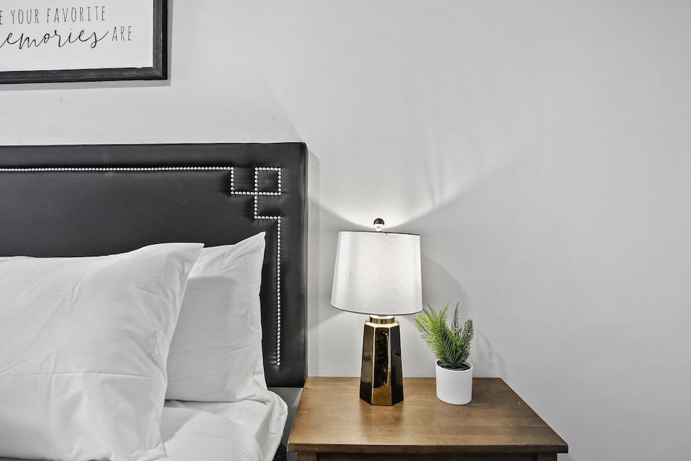 undefined Classy 2BR Spacious Apt in Avondale 5