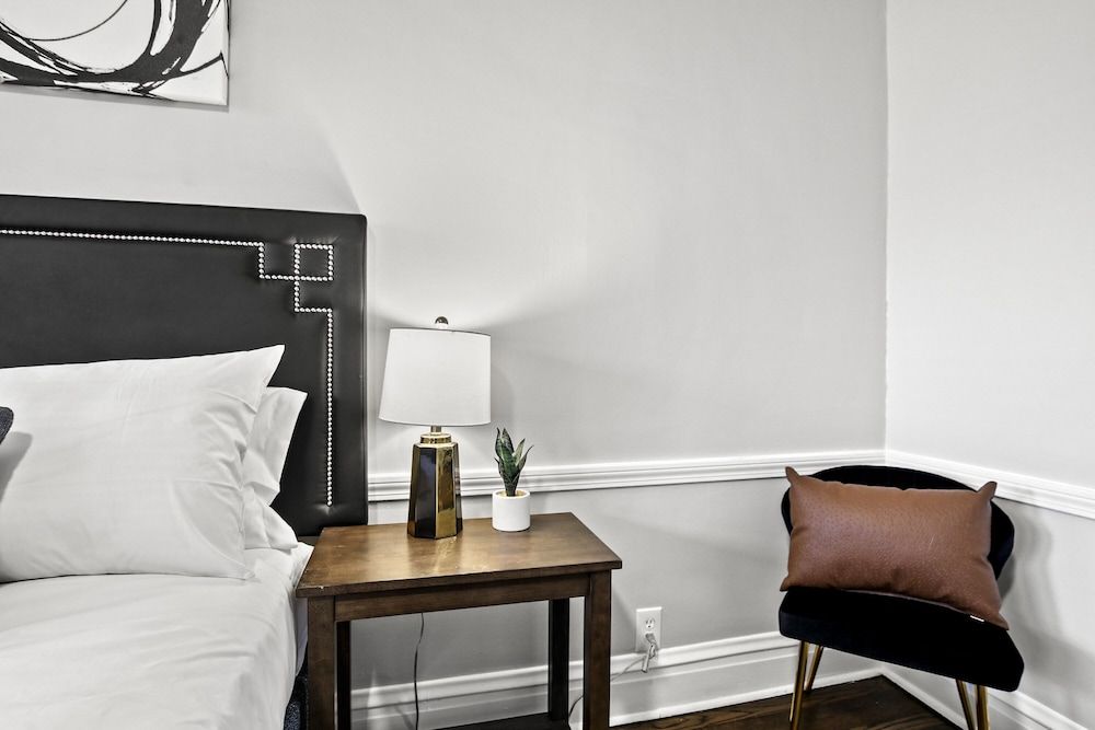 undefined Classy 2BR Spacious Apt in Avondale 9