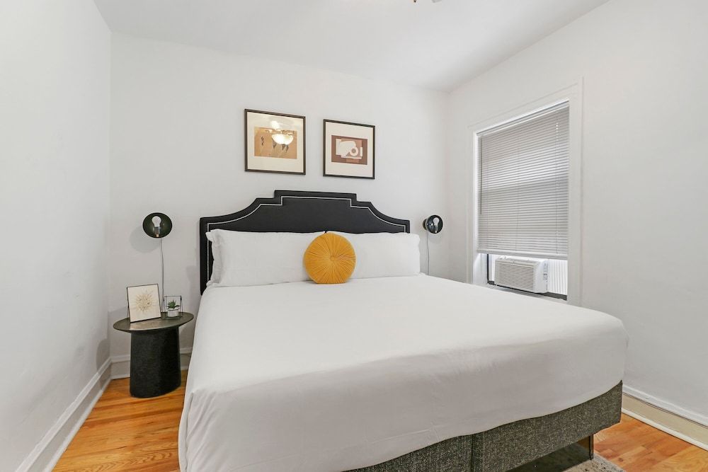 undefined Cozy Modern 1BR Apt in Boystown 3