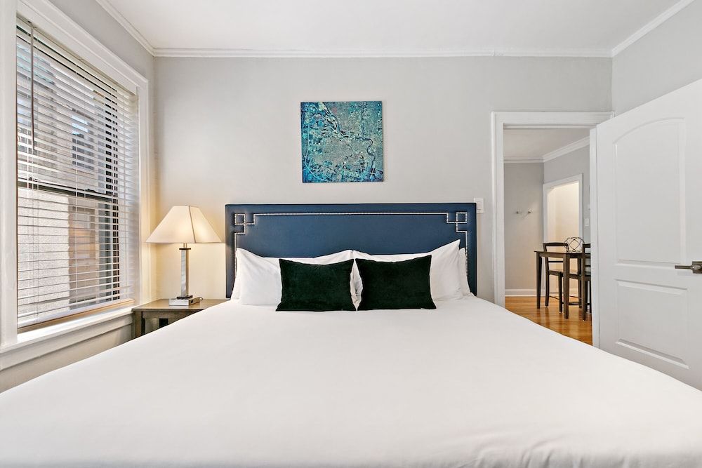 undefined Lively Rejuvenating 1BR Apt in Lake View 3