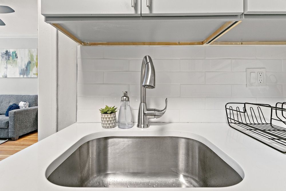 undefined Lively Rejuvenating 1BR Apt in Lake View 5