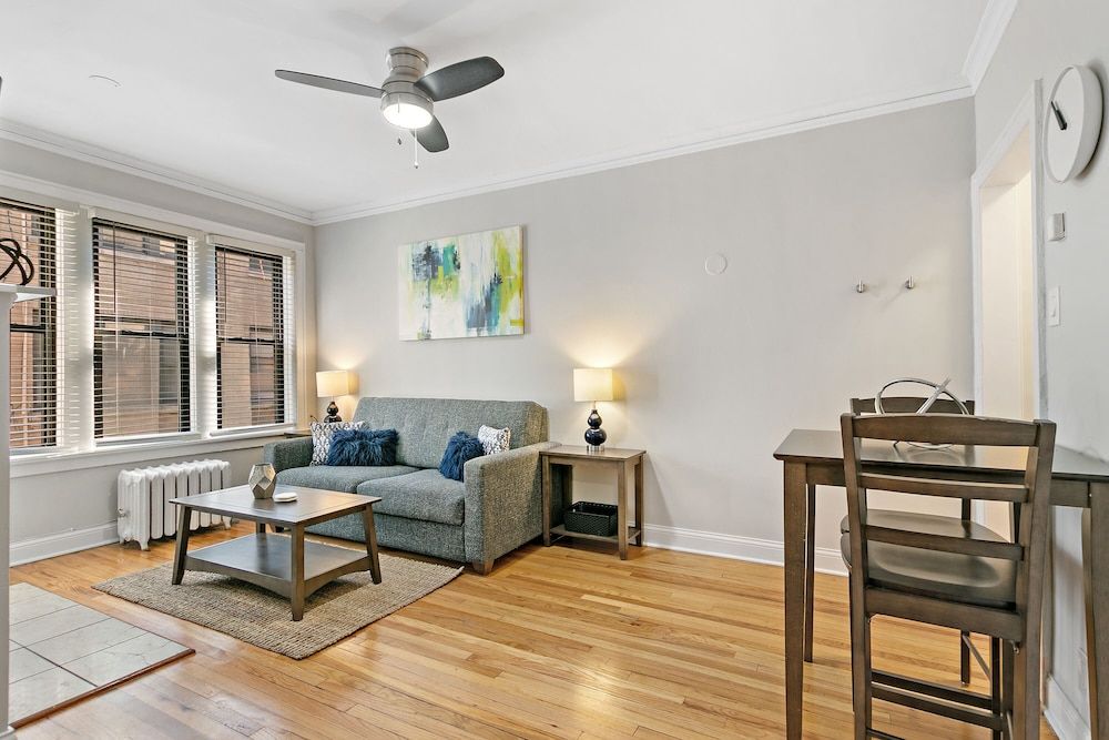 undefined Lively Rejuvenating 1BR Apt in Lake View 9