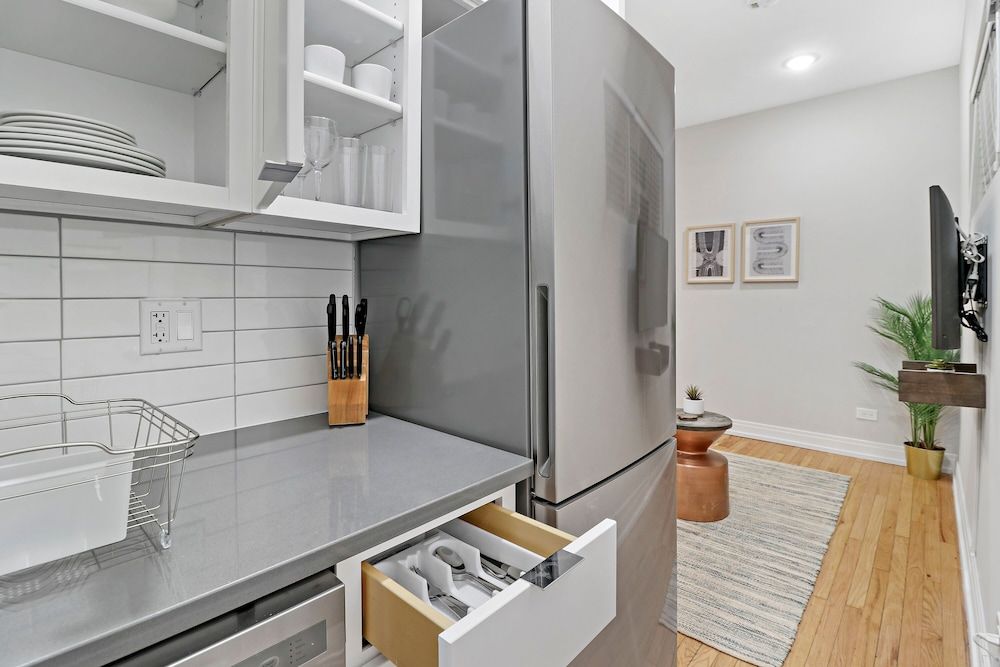 undefined Remodeled Studio Apt in East Lakeview 7