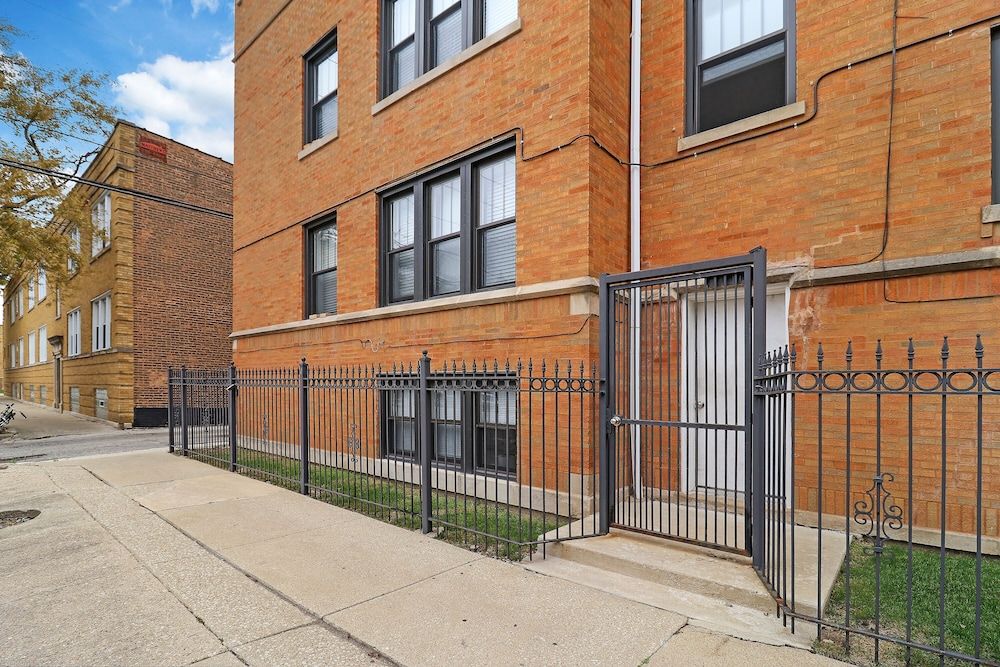 undefined Portage Park Classic 1BR Apt in Montrose 4