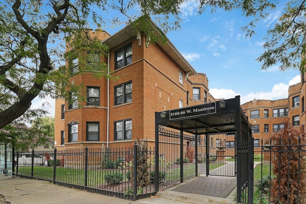 undefined Portage Park Classic 1BR Apt in Montrose 3