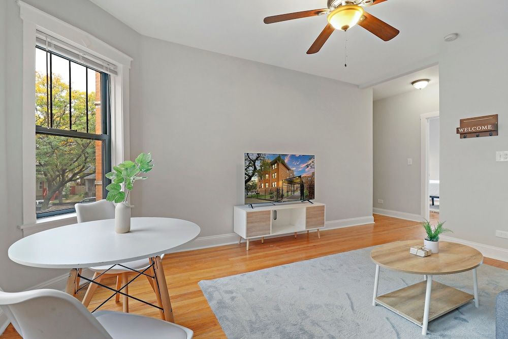 undefined Portage Park Classic 1BR Apt in Montrose 8