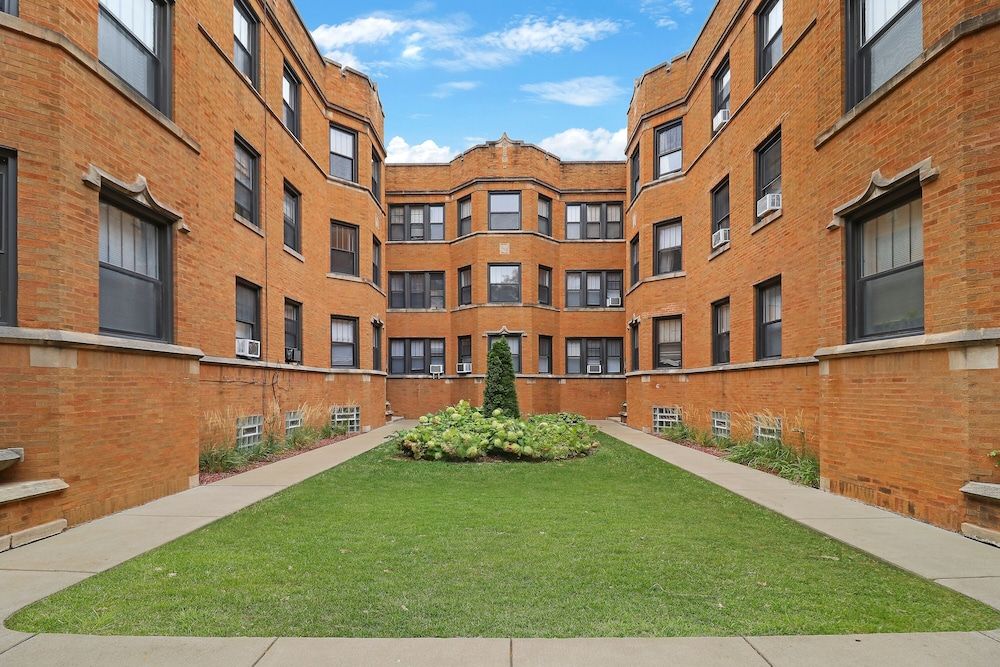 undefined Portage Park Classic 1BR Apt in Montrose 5