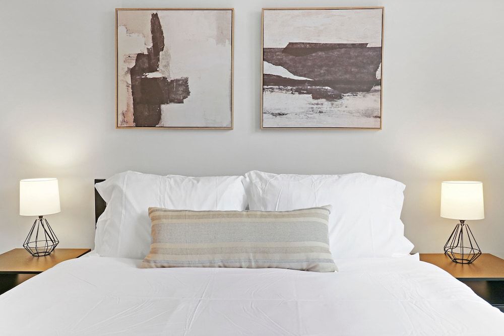 undefined Portage Park Classic 1BR Apt in Montrose 6